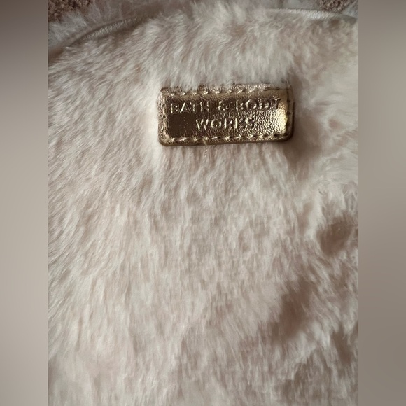 Bath and Body Works Christmas White Fuzzy Mini Sling Bag - Picture 4 of 6